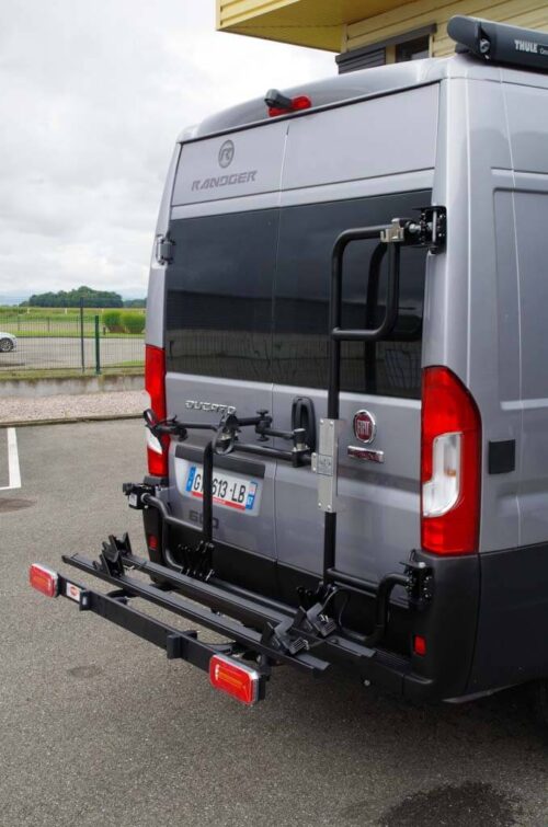 Porte-vélos pivotant pour fourgons VAN-BIKE 2 Porte-vélos pivotant pour fourgons VAN-BIKE 2 prêt à accueillir 2 vélos