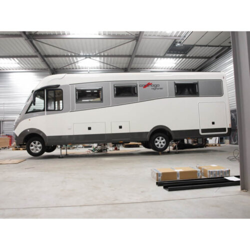 Installation de vérins hydrauliques à l'avant et à l'arrière d'un camping-car