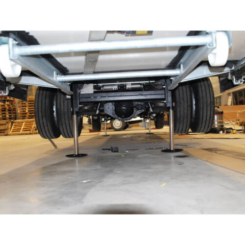 Vérins hydrauliques installés sous un camping-car lourd