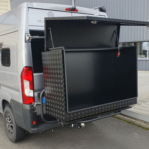 Porte-charges Adventure Rack Coffre de chargement Cargo-Line ouvert installé sur le porte-charges Adventure Rack