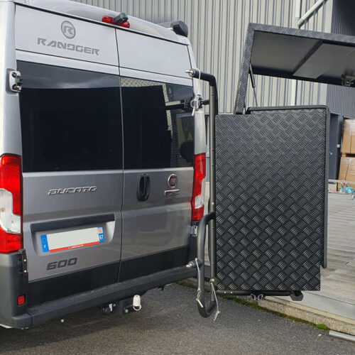 Porte-charges Adventure Rack Coffre de chargement Cargo-Line ouvert installé sur le porte-charges Adventure Rack