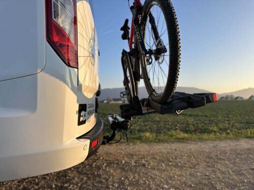 Bras pivotant pour porte-vélos sur boule d’attelage SpaceMaker Bras pivotant SpaceMaker avec un vélo chargé