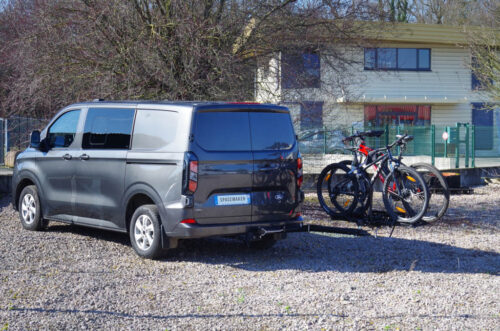 Bras pivotant sur boule d’attelage SpaceMaker avec 2 vélos électriques chargés sur le porte-vélos amovible