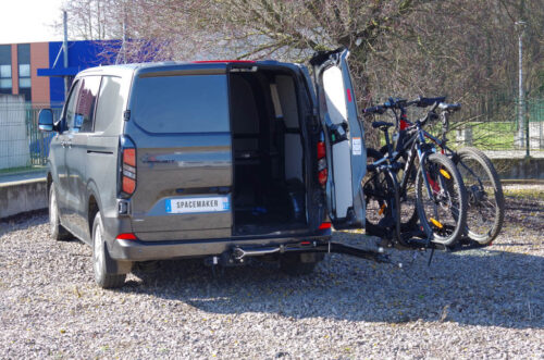 Le bras pivotant spaceMaker permet l'ouverture des portes arrière à plus de 90°