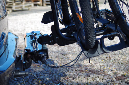 Fixation robuste du bras pivotant SpaceMaker sur la boule d'attelage du fourgon