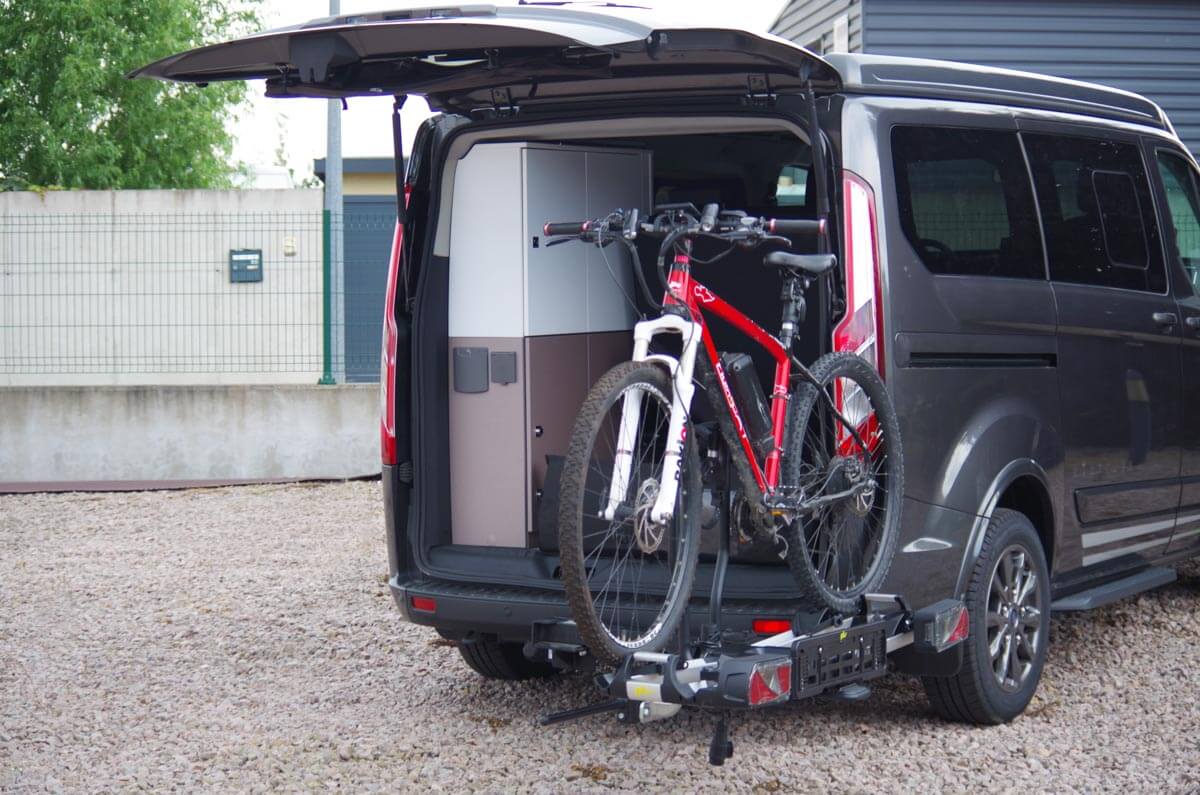 Bras pivotant pour porte-vélos sur boule d’attelage Swing-Flex installé sur un van Ford Custom