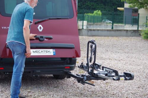 Bras pivotant pour porte-vélos sur boule d’attelage Swing-Flex Bras pivotant pour porte-vélos sur boule d’attelage Swing-Flex avec hayon du fourgon ouvert