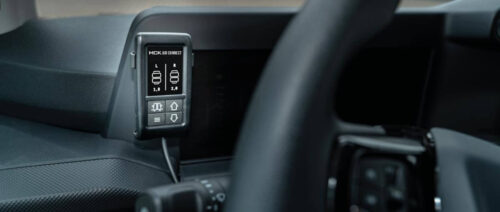 Boîtier de commande fixé au tableau de bord des suspensions pneumatiques MCK AIR-CONNECT