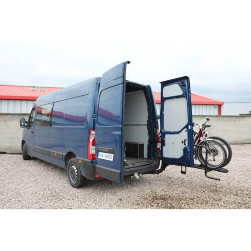 Porte-vélos VAN-BIKE 3 pour Renault Master Porte-vélos VAN-BIKE 3 installé sur un fourgon Renault Master avec portes arrière ouvertes
