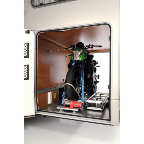 Système de chargement Kaléo Moto chargée dans la soute d'un camping-car grâce au système de chargement Kaléo