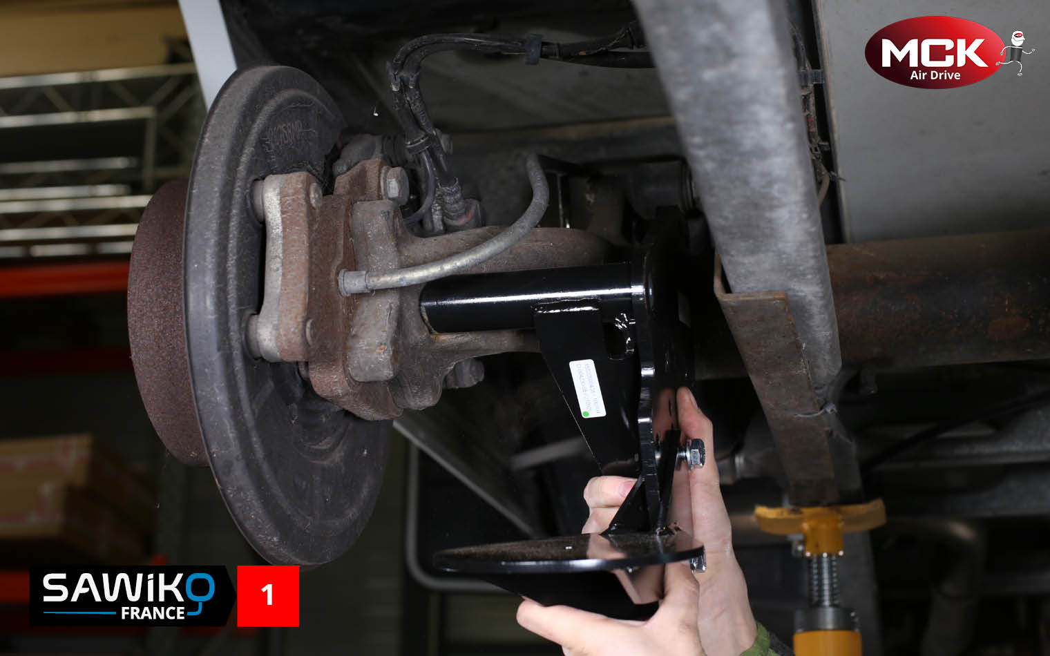 Installation des supports de suspension sur un châssis AL-KO