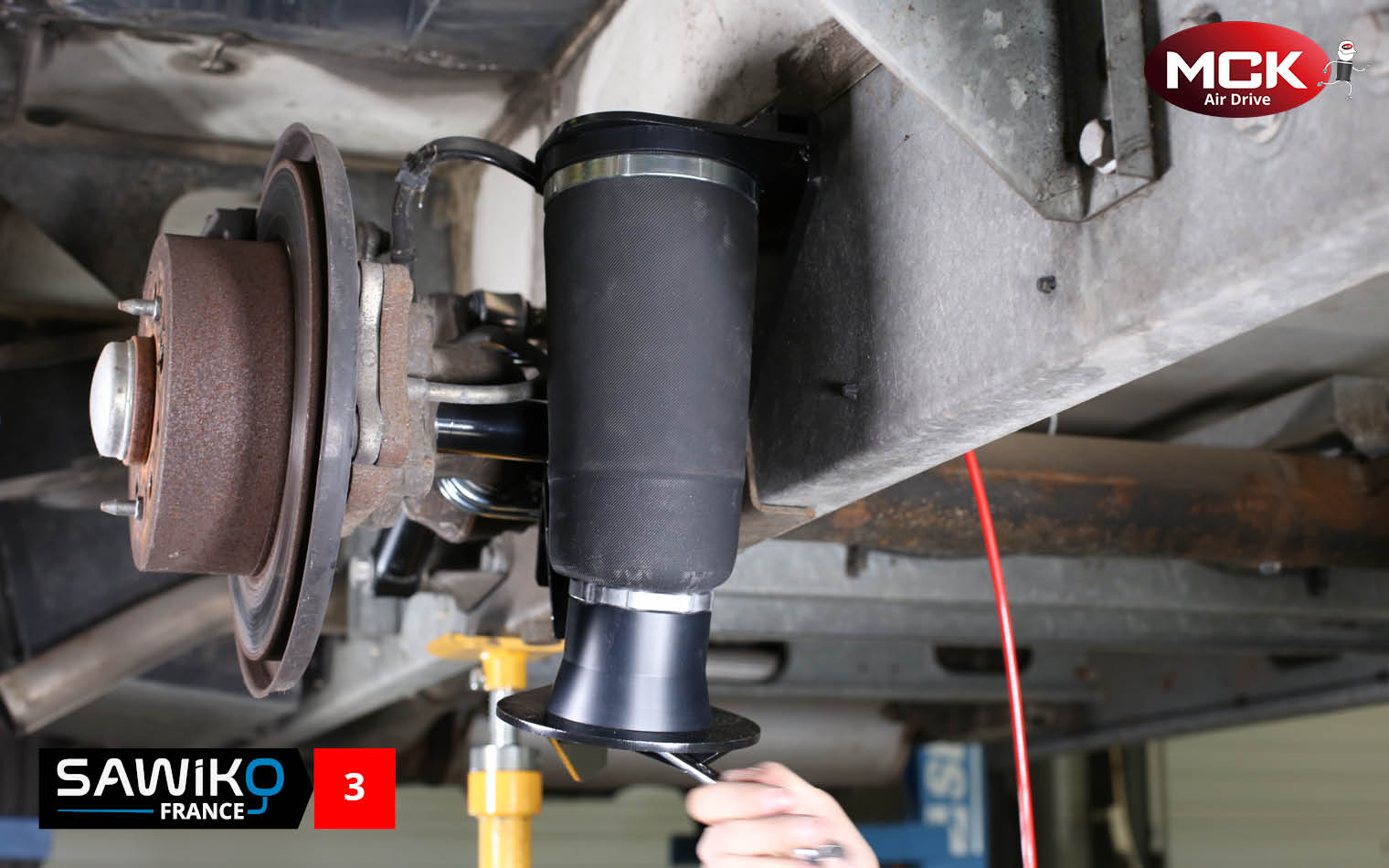 Pose des coussins d'air des suspensions pneumatiques auxiliaires AirDrive pour châssis AL-KO