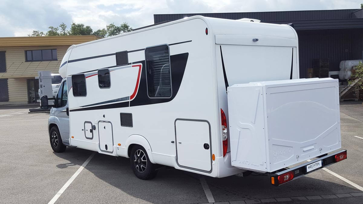Une fois installé, le coffre de rangement Cargo Box 3XL permet de gagner de la place dans votre camping-car