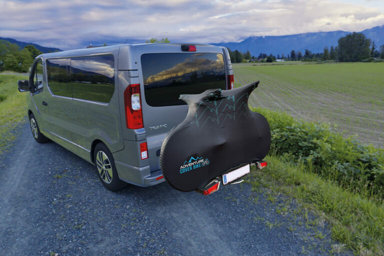 Housse Adventure Cover Bike installée sur vélo chargé sur un van