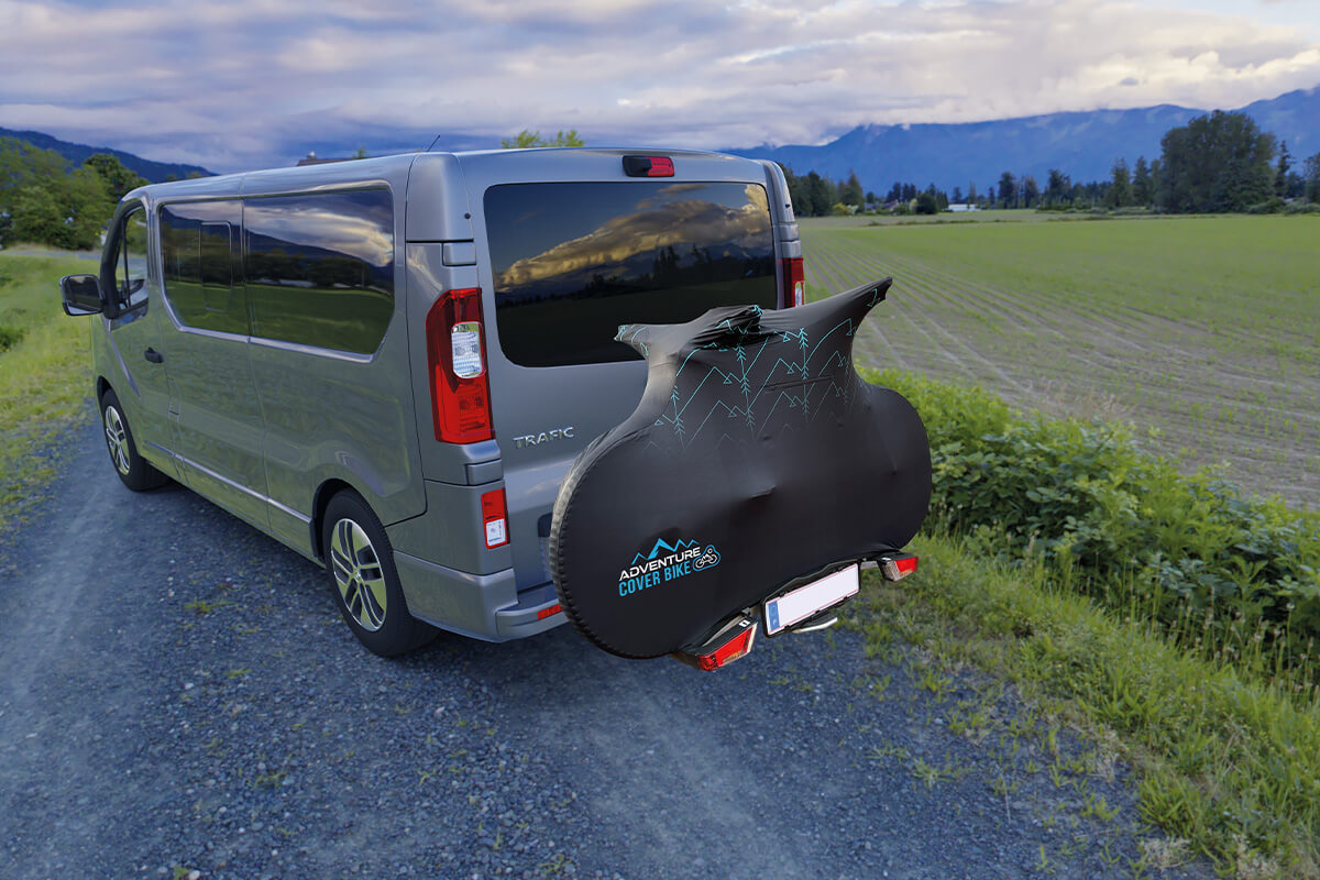 Housse Adventure Cover Bike installée sur vélo chargé sur un van