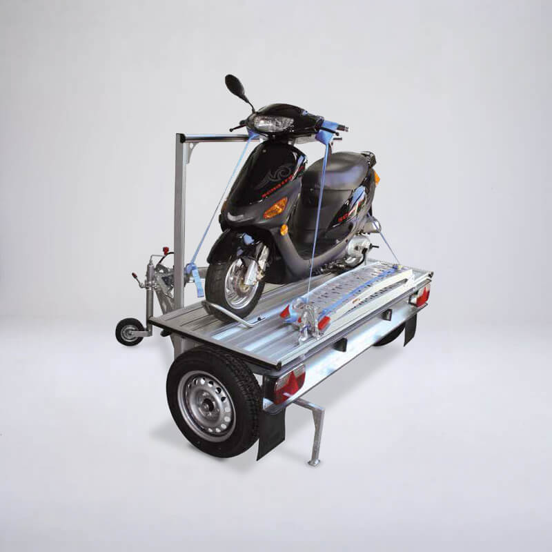 Wheely transversal trailer loaded with a scooter