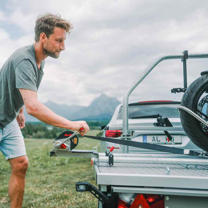 Effortless loading thanks to the Wheely trailer's manual winch.