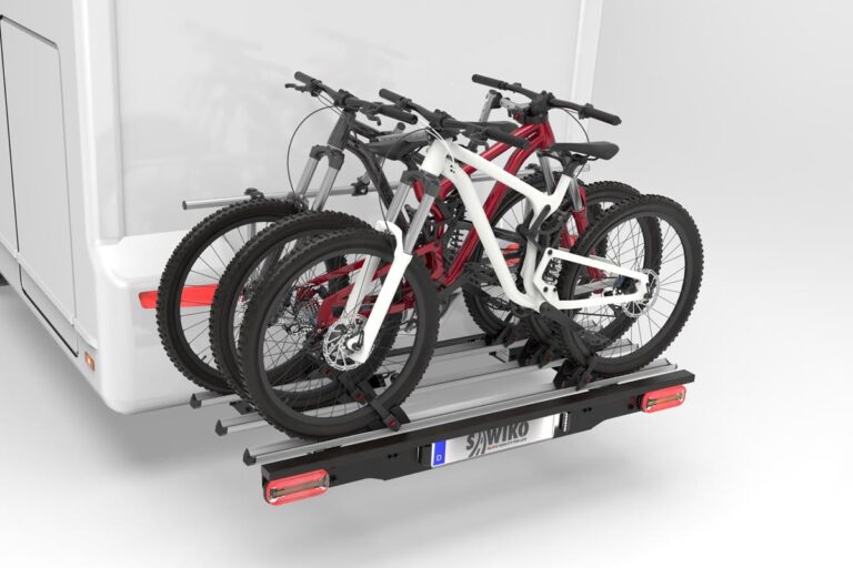 Wohnmobil mit 3 Fahrrädern auf dem Fahrradträger