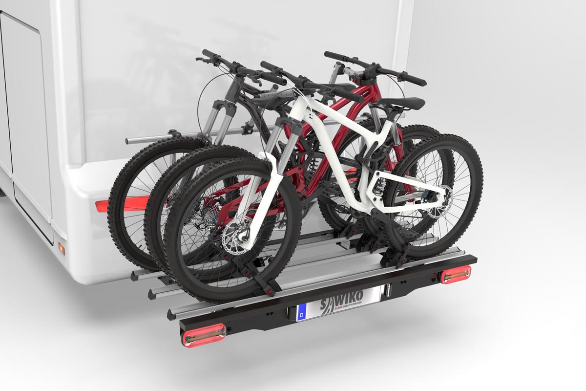 Wohnmobil mit 3 Fahrrädern auf dem Fahrradträger