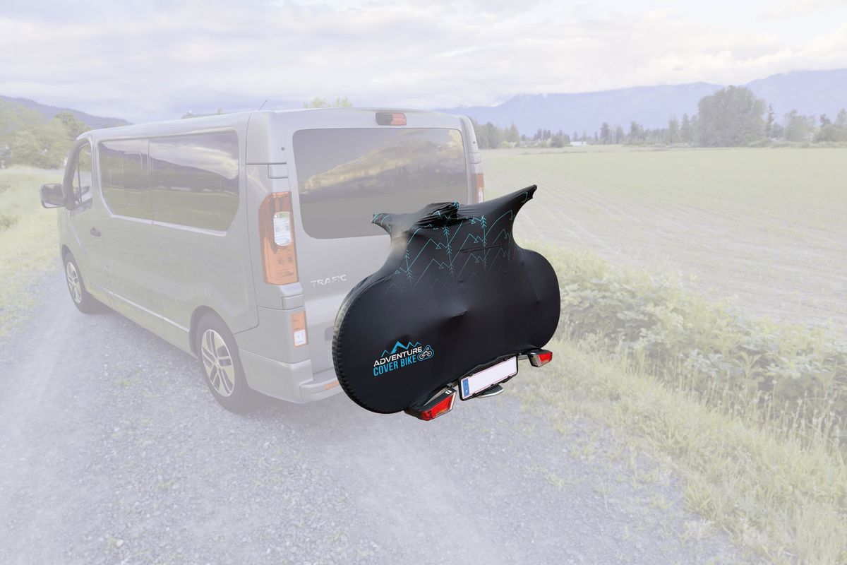 Housse de protection Adventure Cover Bike recouvrant un vélo sur le porte-vélo d’un fourgon aménagé
